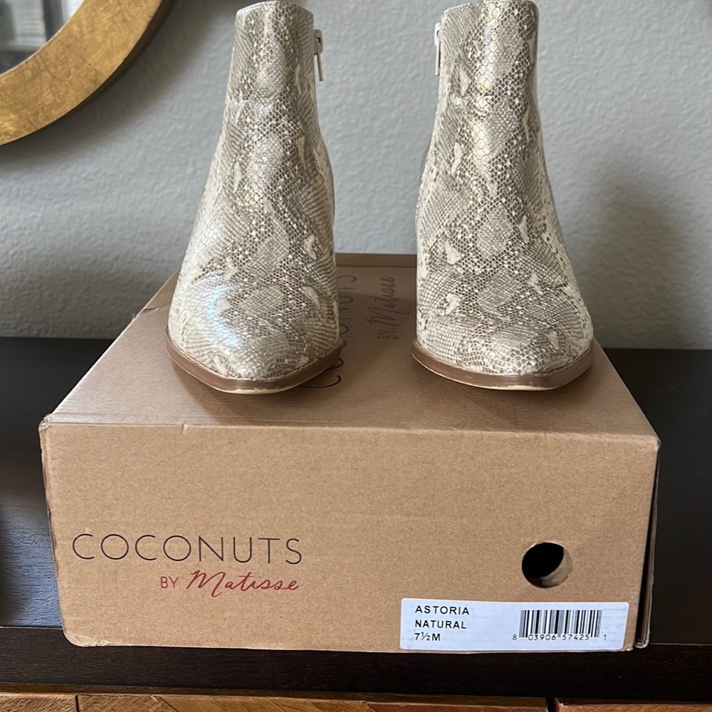 Coconuts by Matisse Booties